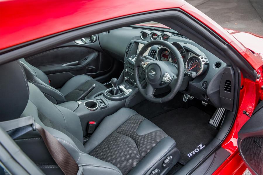 Интерьер Nissan 370Z 2012 года  (UK) (фото 6 из 18)